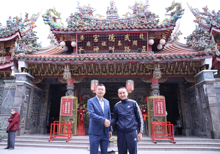 愛爾麗集團總裁常如山、北港武德宮主委林安樂相見歡。彭欣偉攝