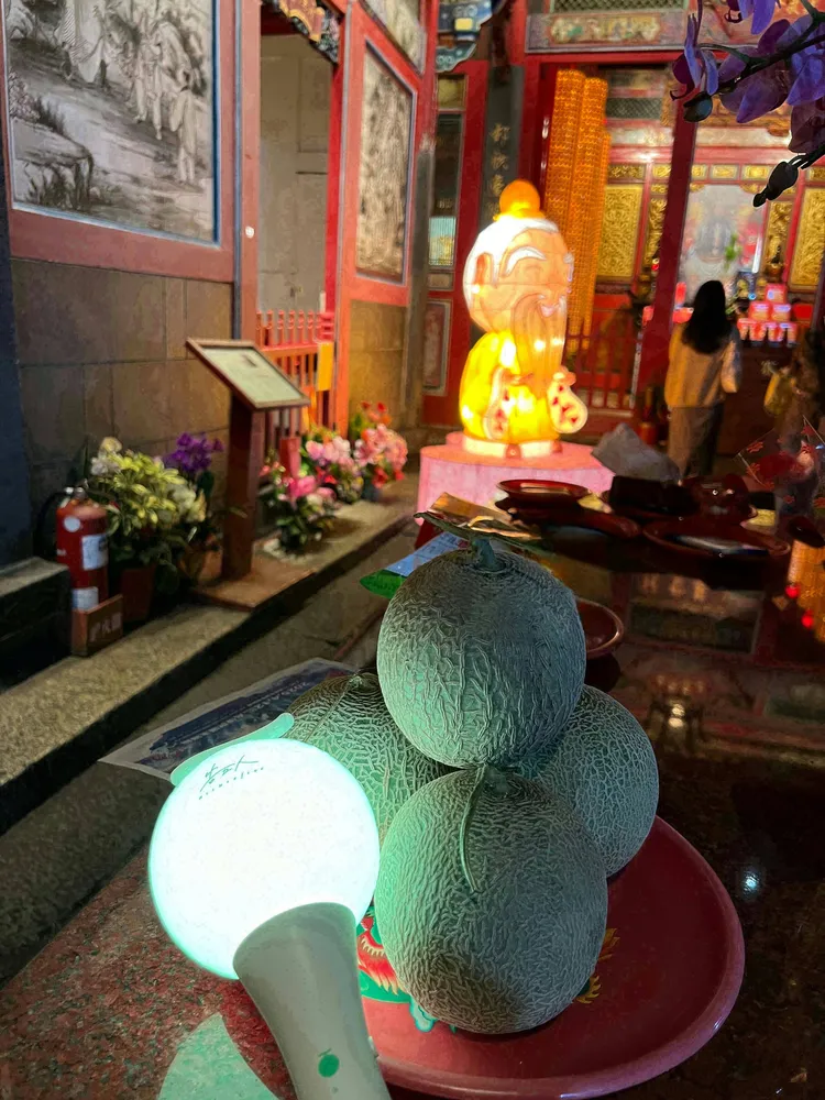 各地月老情人廟驚現奇景，供桌上滿見「哈密瓜」、「哈密瓜手燈」。讀者提供