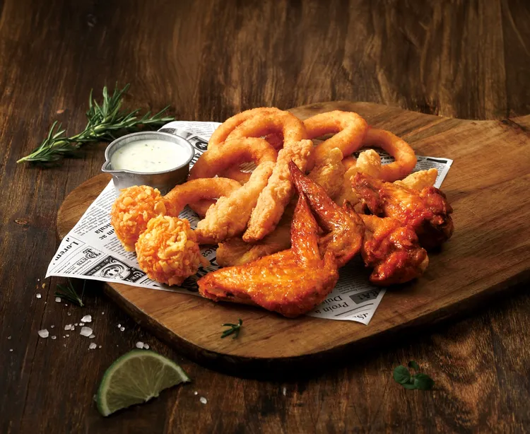 即日起至2/28到全台西堤牛排門市內用兩客經典套餐，喊出口號「就愛我這型」，即贈價值超過300元的美味「烤雞派對拼盤」1份。業者提供