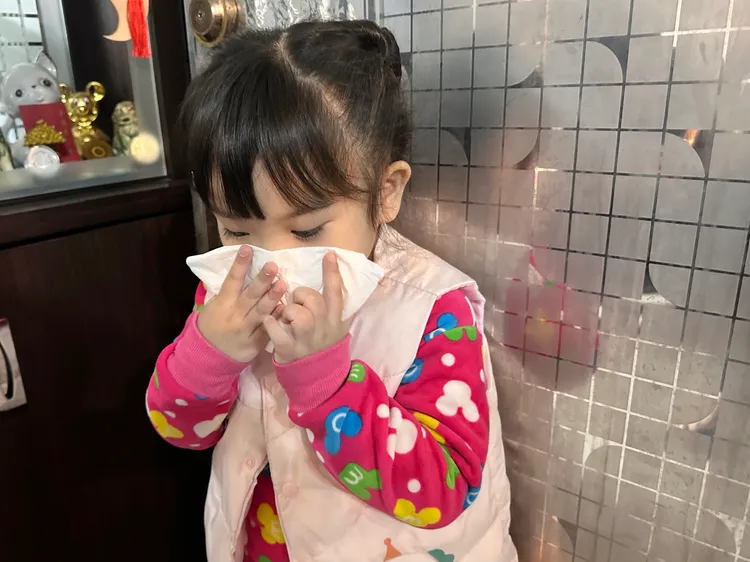 一般的感冒大約三天到五天病症會逐漸緩解，如果是過敏，咳嗽、流鼻水症狀會超過一個禮拜。李綜合提供