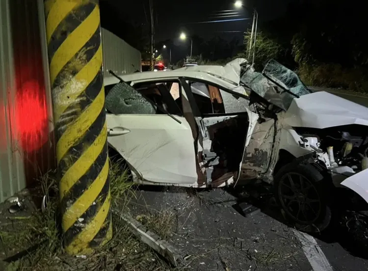 車輛自撞電桿變形嚴重，21歲駕駛並無酒駕。民眾提供