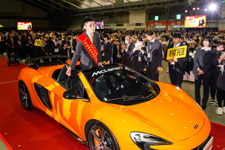 永慶房屋年度業務冠軍吳政陽2024年業績直逼5千萬，乘坐千萬超跑入場。永慶房產集團提供
