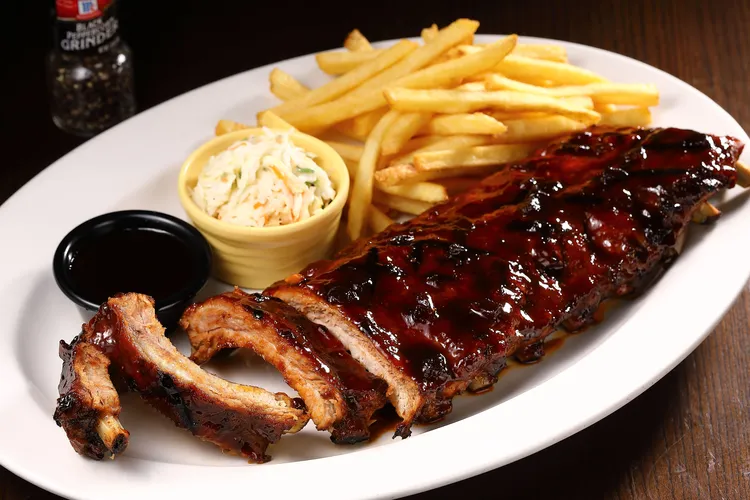 TGI FRIDAYS「三月瘋肋排」！3月每週三全臺碳烤豬肋排買一送一。業者提供