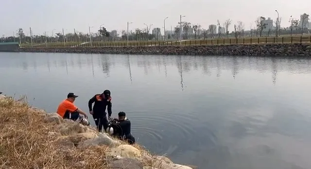 警方在前鎮區大排尋獲疑似趙母的屍塊。民眾提供