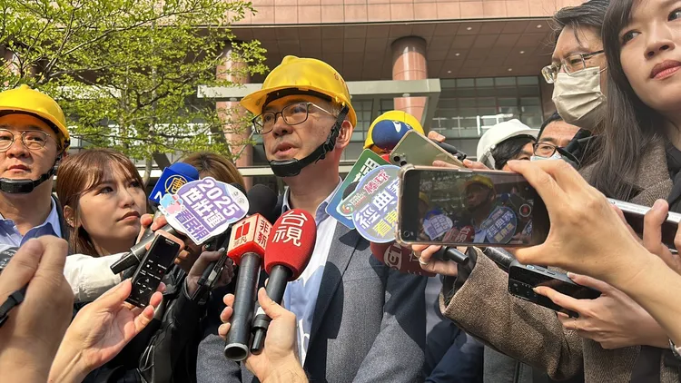 新光三越副本部長謝英明說，目前已委請專業建築師啟動安全防護計劃，復工「希望越快越好」。民眾提供