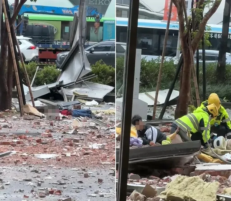 一位民眾被炸飛至慢車道，已明顯死亡，消防人員搶救傷者。民眾提供