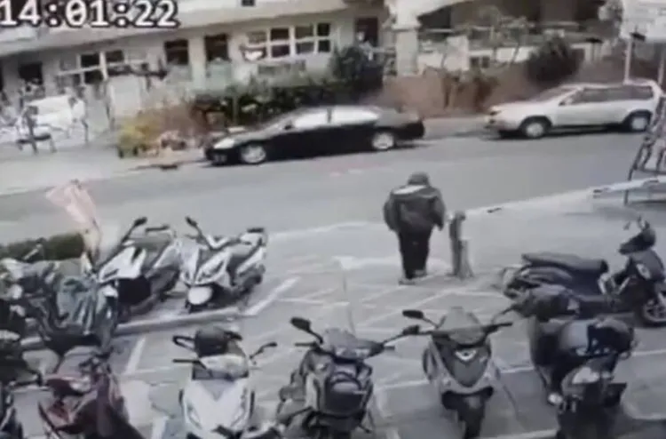 施男最後出現在保齡酒館外的身影。翻攝照片