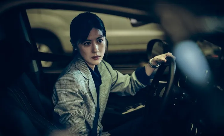 林予晞飾演週刊記者，調查同事墜樓謎團。鏡文學提供