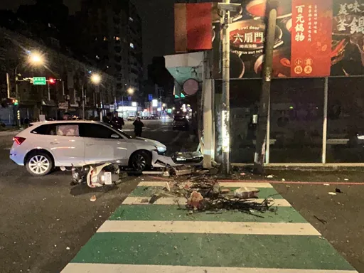 男精神不濟開車撞火鍋店 等紅燈騎士衰被波及