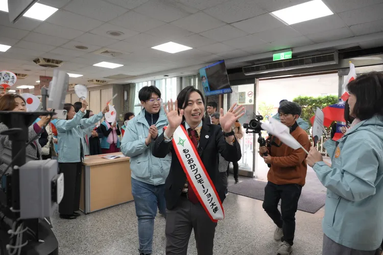 日本男星河合郁人拜訪花蓮市長魏嘉彥受到熱情歡迎。花蓮市公所提供
