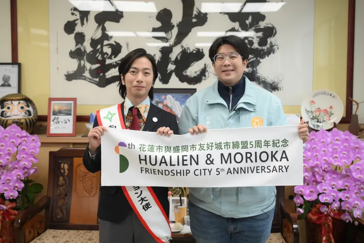河合郁人（左）與花蓮市長魏嘉彥相見歡。花蓮市公所提供