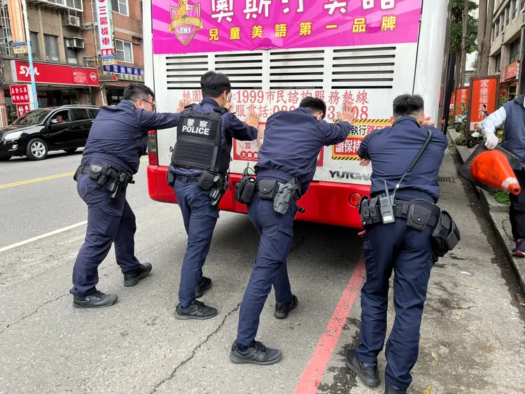 警員把公車推至路邊。龜山警分局提供