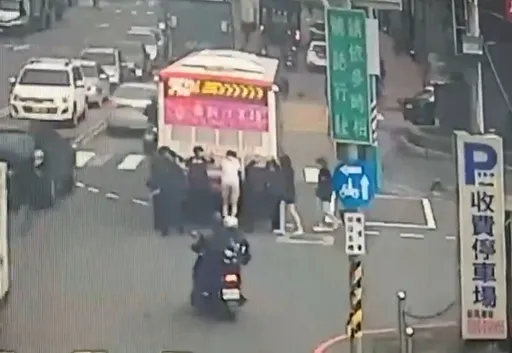 公車拋錨路中央 警民合力當推手