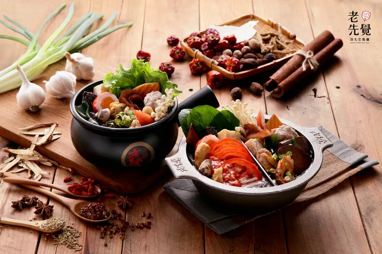 老先覺_招牌麻辣鍋(左)+麻辣鴛鴦鍋(右)。業者提供