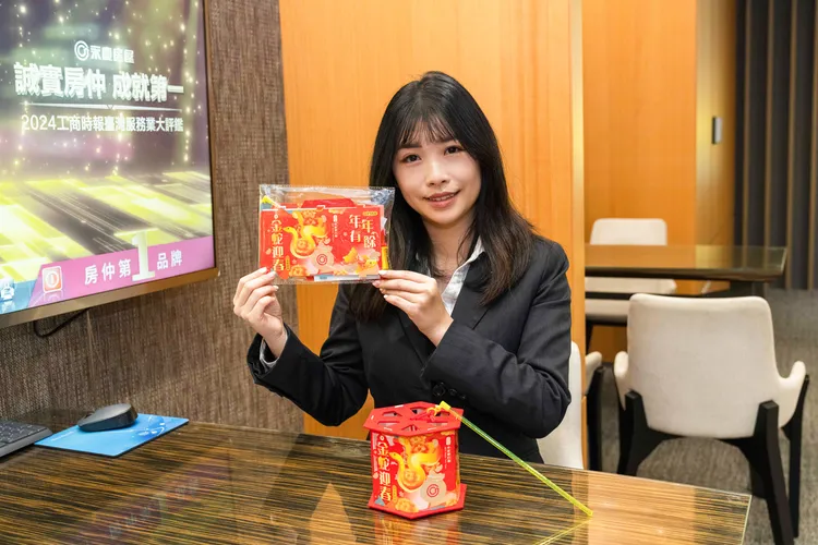 永慶房屋以精緻傳統風格推出「金蛇迎春提燈」，組裝步驟簡單，可輕鬆陪著孩子一起動手做，感受滿滿的元宵節氣氛。永慶房產提供