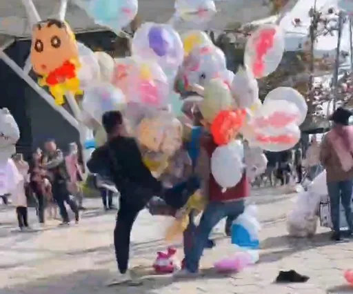 吉伊卡哇生氣氣！違規攤商搶地盤大打出手　3人法辦