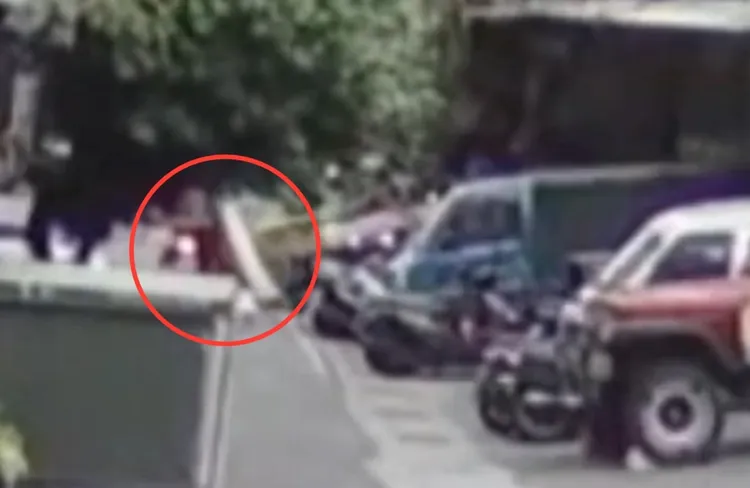 王女騎車經過蘆洲民族路巷內，意外遭到床墊襲擊。翻攝畫面