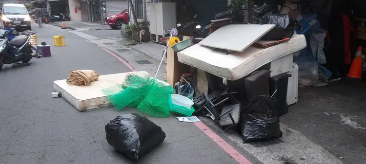 裝修公司於道路上違規堆置廢棄家具造成交通意外。翻攝畫面