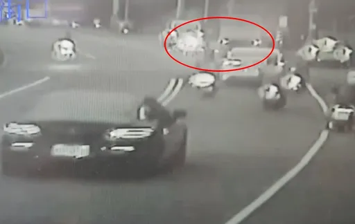 馬路「血滴子」!新北小貨車失控追撞2騎士 毀6車致3傷