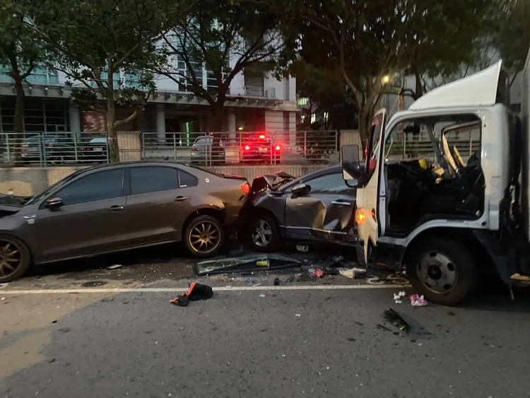 小貨車追撞騎士後又撞上路邊停放車輛。警方提供