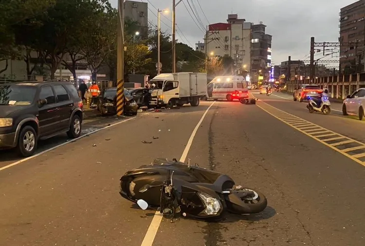 2名機車騎士遭撞傷。警方提供