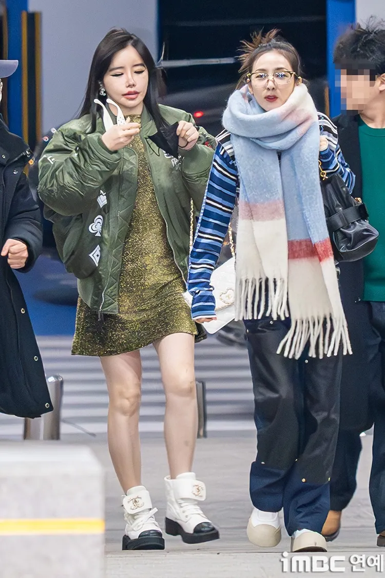 朴春（左）、Dara昨從仁川機場出發飛往澳門。翻攝iMBC娛樂