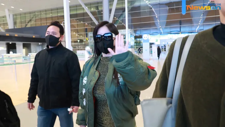 朴春大方對著鏡頭揮手，不受自爆緋聞爭議影響。翻攝Newsen YouTube