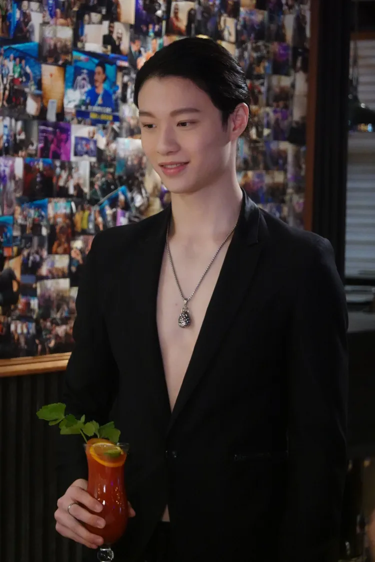 何柏廷穿著大露V的衣服展敬業精神。民視提供