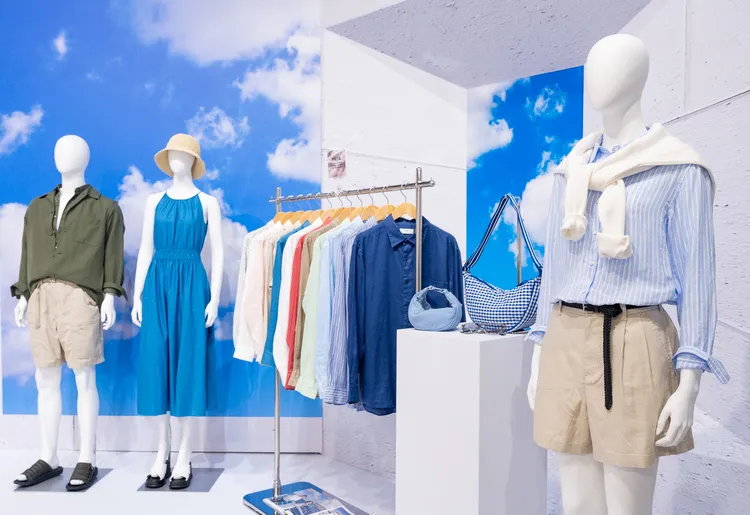 夏季系列以透氣輕盈的亞麻材質結合清新色系搭出出遊風格。品牌提供