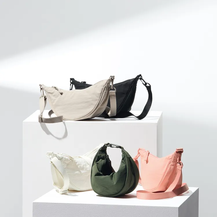 UNIQLO弧形迷你肩背包，各290元。品牌提供