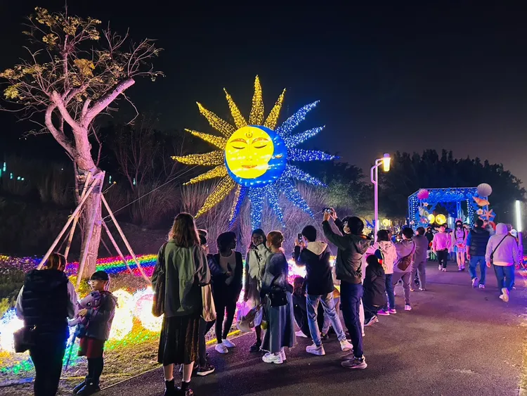 農業局「海洋奇幻冒險」燈區太陽月神燈組吸引民眾搶拍。市府提供