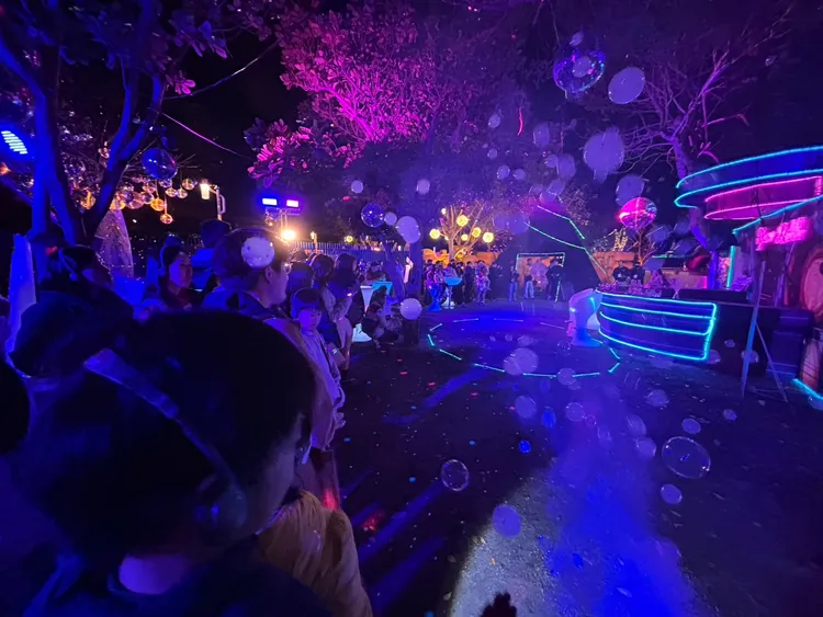 建設局「時空狂想曲」燈區夜間展演熱鬧非凡。市府提供