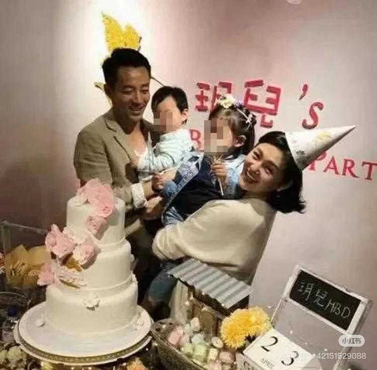 大S（右）早年開心幫女兒汪希玥過生日，與汪小菲抱兒子汪希箖，一家四口同框畫面，如今已成往事。翻攝小紅書