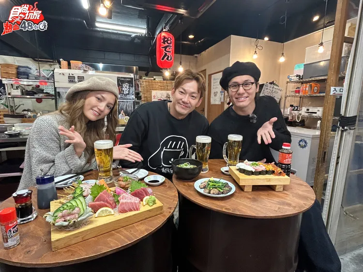 朵拉（左起）、威廉和風田大啖北九州平價美食。TVBS提供