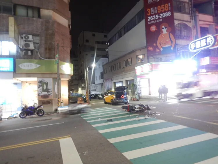 事故地點在西屯路三段與宏福五巷口。民眾提供