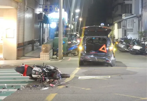 小黃左轉已禮讓3車仍被撞 重機騎士連人帶車前滾翻畫面曝光