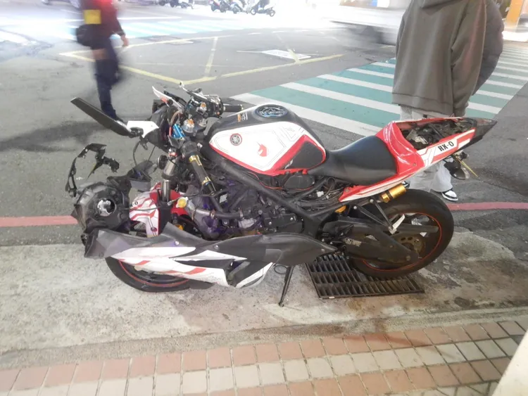 發生事故的黃牌重機。民眾提供