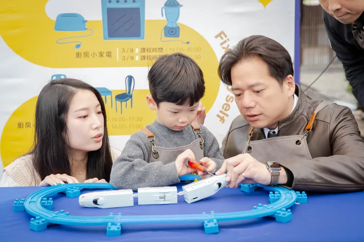 邱臣遠和小朋友維修玩具。新竹市府提供