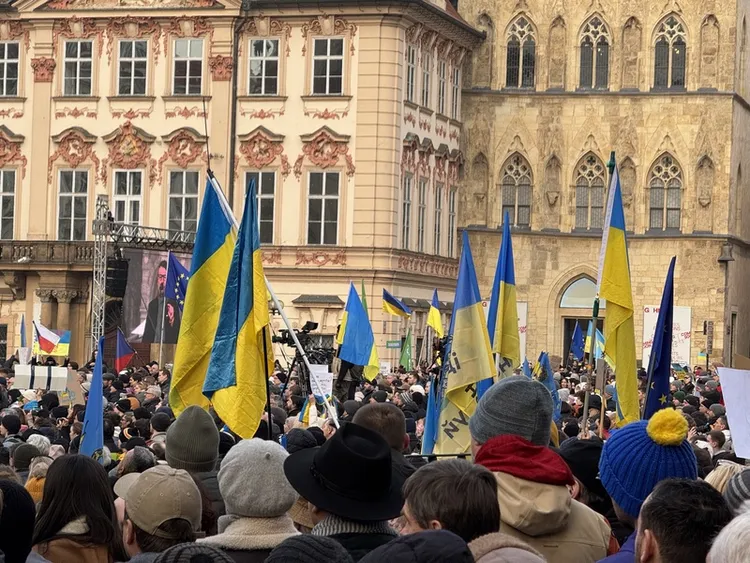 俄烏戰爭將滿3年，數千人23日齊聚布拉格舊城廣場，聲援烏克蘭，現場滿滿烏克蘭藍黃國旗被高舉空中。中央社