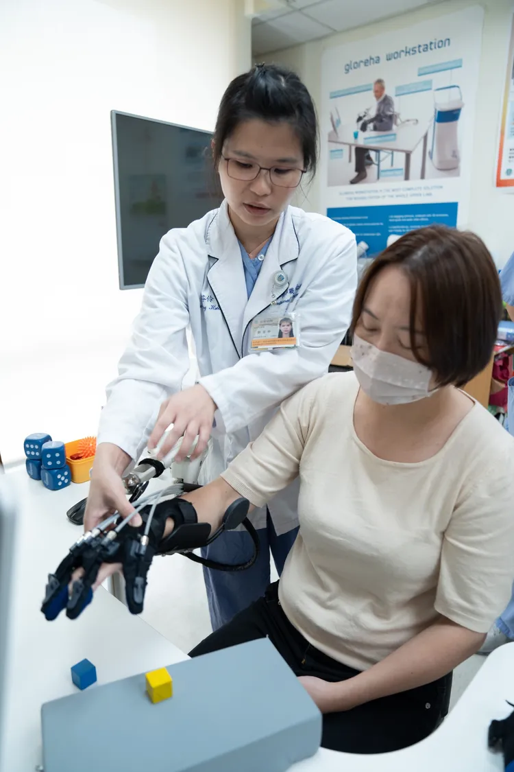 一般傳統復健很難訓練到每根手指頭，透過上肢復健機器人卻可以完全做到。雙和醫院提供