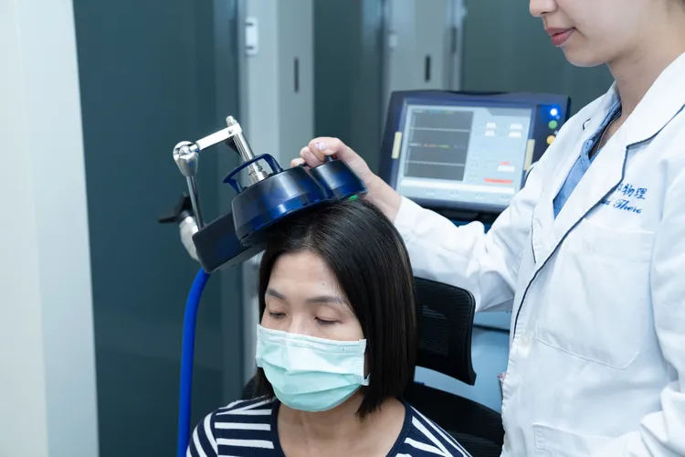 雙和醫院復健醫學部陳弘洲主任指出透過重複性經顱磁刺激可以讓復健事半功倍。雙和醫院提供