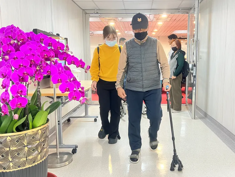 透過下肢外骨骼機器人協助復健，陳先生現在已經可步行。中榮提供