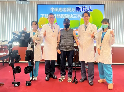 中風患者變身「鋼鐵人」 下肢外骨骼機器人復健快又有效