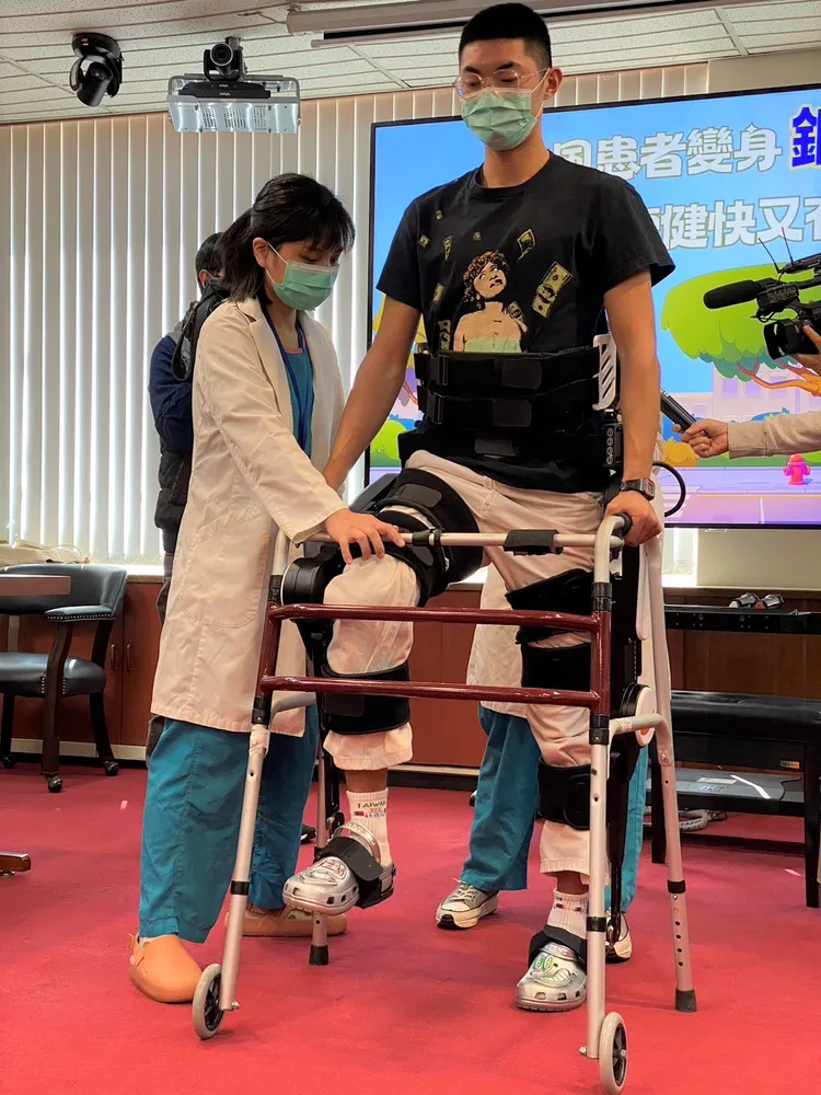 透過下肢外骨骼機器人協助中風患者，可重新啟動腦神經元連結中斷的下游神經，有效把握6個月黃金復健期。示意圖、中榮提供