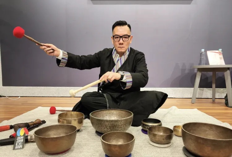 田定豐近年透過頌缽聲波療癒。資料照片