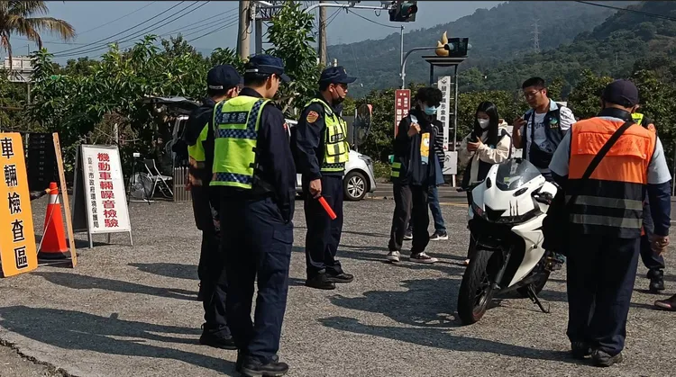 台南白河分局與相關單位聯合稽查改裝車。翻攝畫面