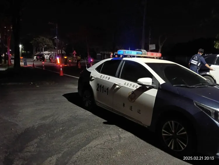 台南白河分局與相關單位聯合稽查改裝車。翻攝畫面