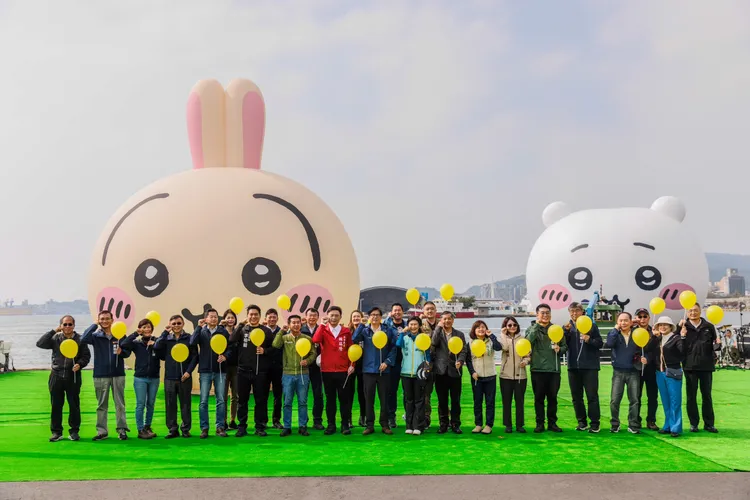 吉伊卡哇9日遊港，與小八貓、兔兔相會視角，帶著線上民眾漫遊愛河灣。市府提供