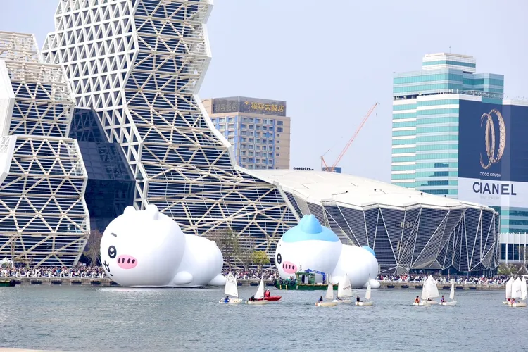 吉伊卡哇9日遊港，與小八貓、兔兔相會視角，帶著線上民眾漫遊愛河灣。市府提供