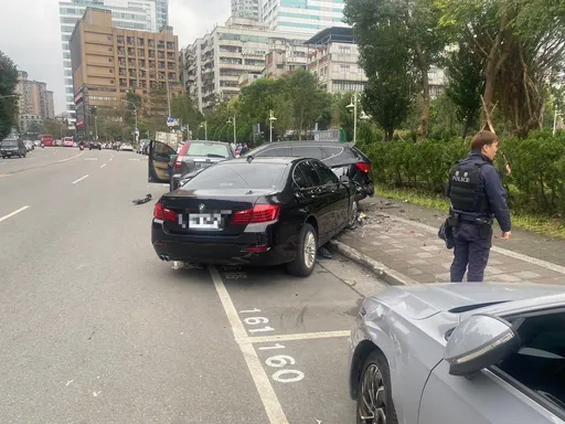 BMW失控片|瞬間暴衝連撞路邊4車 「把車撞上人行道」畫面曝光